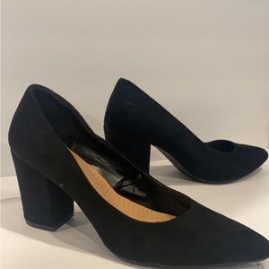 Womens, size 11, black Massini Pumps,Suede, Heel is 3.5 inches